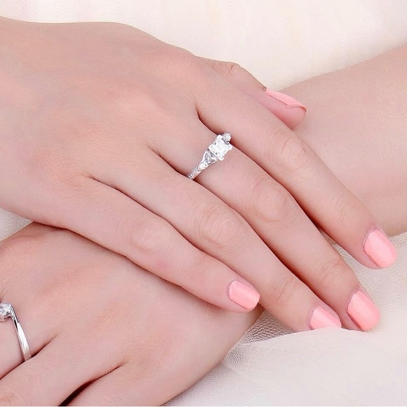 Elegant Silver Women's Ring with Crystal Design - Picture 2 of 3